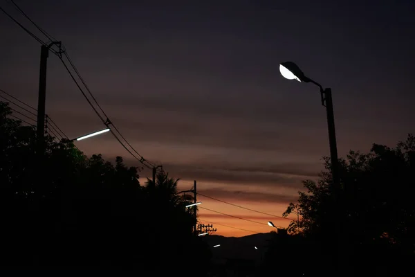 Alacakaranlık gökyüzü arka plan ile akşam saatlerinde sokak ışığı — Stok fotoğraf