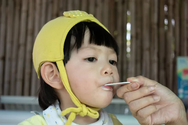 아이스크림을 먹는 귀여운 아이 — 스톡 사진