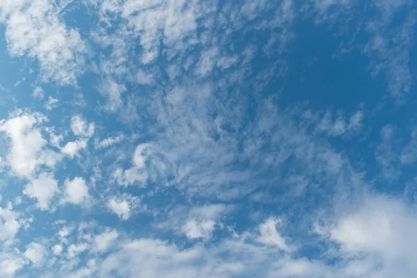Açık mavi gökyüzünde beyaz bulut — Stok fotoğraf