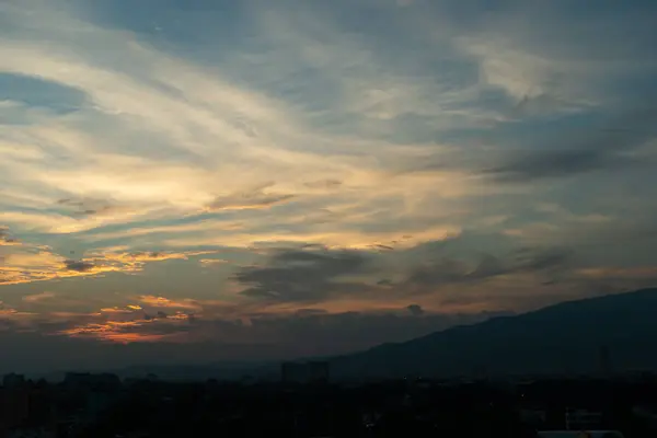 Crepúsculo céu por do sol acima da cidade — Fotografia de Stock