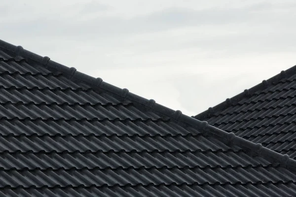 Rain storm downpour on black roof tile of residential house — Stock Photo, Image