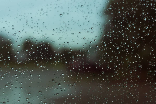 Goccia di pioggia d'acqua sulla finestra di vetro — Foto Stock