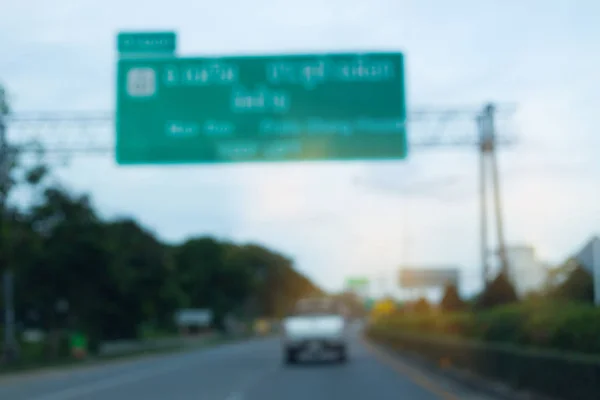 Вождение автомобиля на городской дороге путешествия, изображение размытие фона — стоковое фото