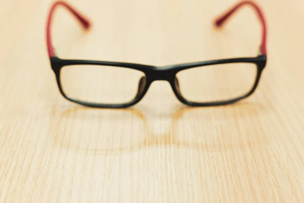 Óculos no escritório de mesa de madeira — Fotografia de Stock