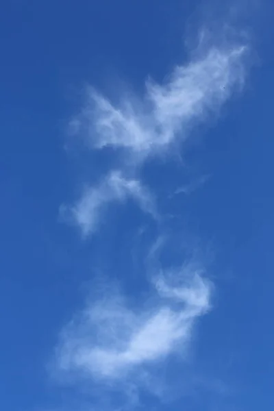 Branco nuvem forma fumaça no céu azul fundo — Fotografia de Stock