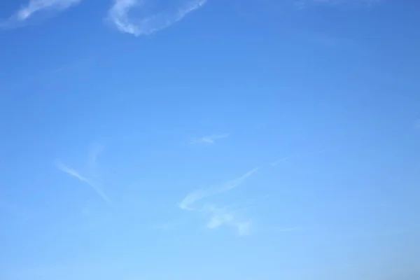 Ясное голубое небо в утренний день — стоковое фото