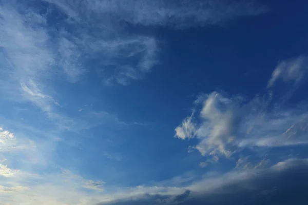 Awan putih bergerak di atas langit biru cerah di pagi hari — Stok Foto