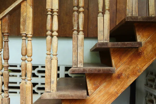 Drewniany balustrada i poręcz rzeźba konstrukcja schodów — Zdjęcie stockowe
