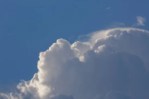 Berbulu putih awan di atas langit biru yang cerah — Stok Foto