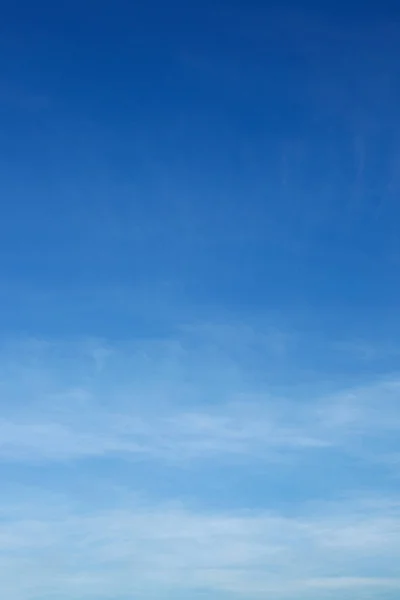 อากาศบนท้องฟ้าสีฟ้า พื้นหลังวันอากาศที่ชัดเจน — ภาพถ่ายสต็อก