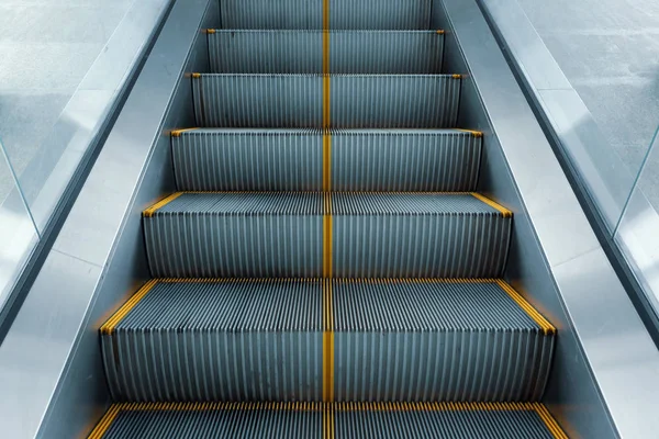 现代商业大厦的自动扶梯 — 图库照片