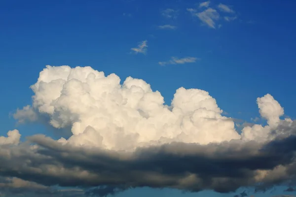 Stort regn moln på klarblå himmel bakgrund — Stockfoto