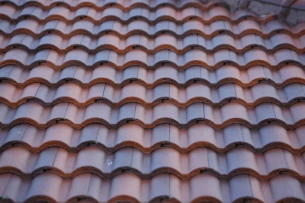 Στρώμα κεραμιδιών στέγης καλυμμένο σε κορυφαίο κτίριο κατοικιών — Φωτογραφία Αρχείου