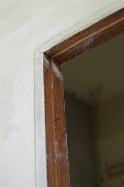 İnşaat sektöründe ahşap kapı çerçevesi