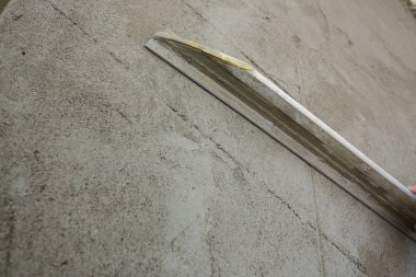 inşaat duvarında mala yumuşatma sıva kullanarak inşaat