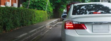 yeşil şehir yolunda sürüş lüks beyaz araba