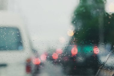 yağmurlu kötü günde trafik sıkışıklığı, ön cam araba yağmur damla