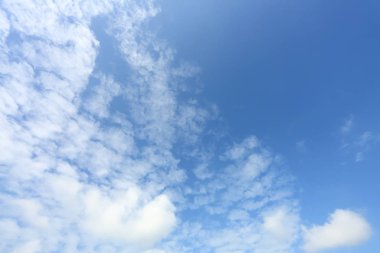 kabarık beyaz bulut mavi gökyüzü arka plan üzerinde