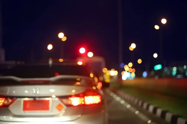 Nachtlampje van verkeer auto op de straat van de stad, abstracte vervagen — Stockfoto