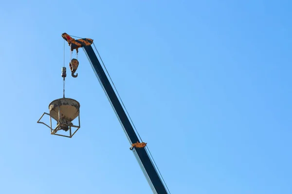 Machinerie grue levage ciment mortier mélangeur seau — Photo