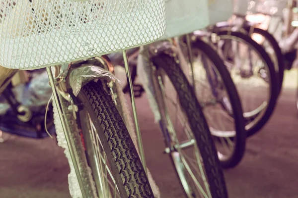 Grupo de bicicleta estacionada na rua — Fotografia de Stock