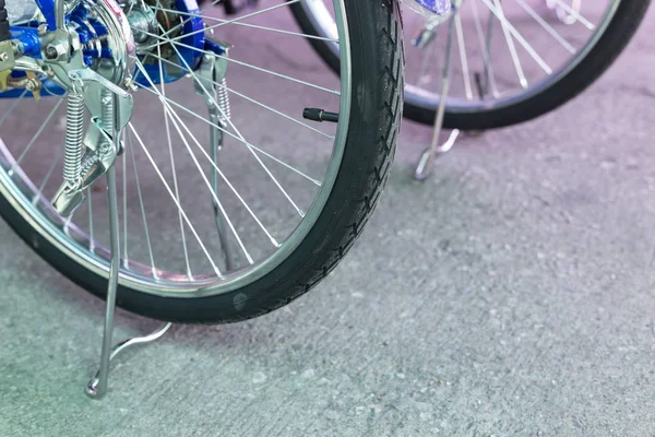 Grupo de bicicletas estacionadas en la calle —  Fotos de Stock