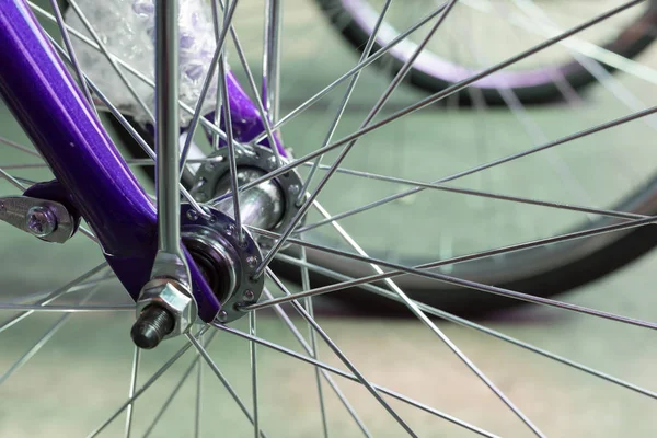 Grupo de bicicletas estacionadas en la calle —  Fotos de Stock