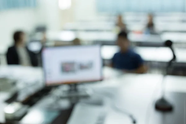 Image flou devant la table de présentation en classe — Photo