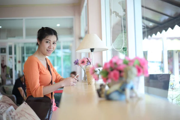 亚洲妇女使用移动在咖啡馆 — 图库照片