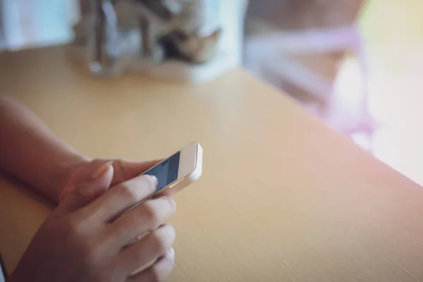 Mujer utilizando Internet aplicación en el teléfono móvil — Foto de Stock