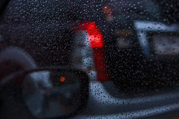 Atasco de tráfico en el mal día lluvioso, gota de lluvia en el coche ventana —  Fotos de Stock