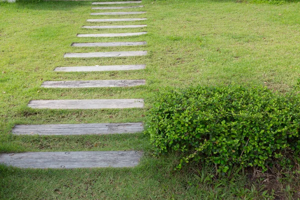 Ścieżka ogrodowa chodnik na zielonej trawie murawy — Zdjęcie stockowe