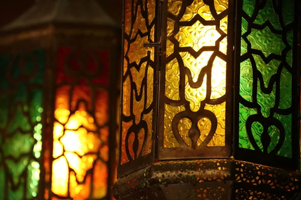 Belle lanterne vintage suspendue, décoration lumière ramadan — Photo