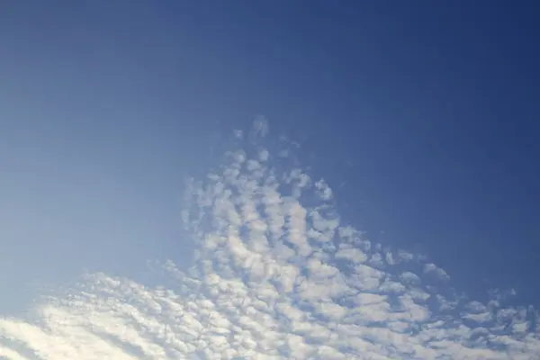 Mavi gökyüzü arka plan üzerinde beyaz bulut ile parlak güneş ışığı — Stok fotoğraf