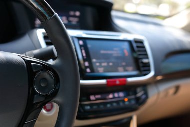 araç otomobilin direksiyonunda boş kontrol düğmesi