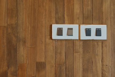 düğme açma ve kapama ışığını ahşap duvarda