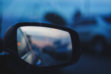 kentsel yolda trafik sıkışıklığı, gece şehir sokakta araba sürücü