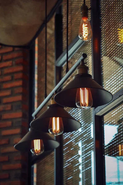 Вінтажний інтер'єр лампи в кафе — стокове фото