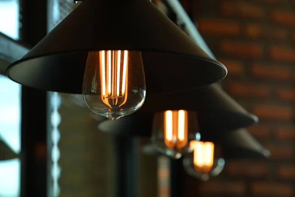 Lampe lumière vintage intérieur dans le café — Photo