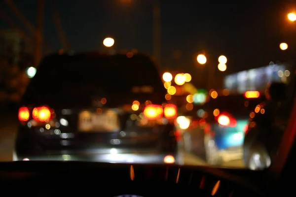 Auto rijden op Night Road City, vervagen licht verkeer achtergrond — Stockfoto