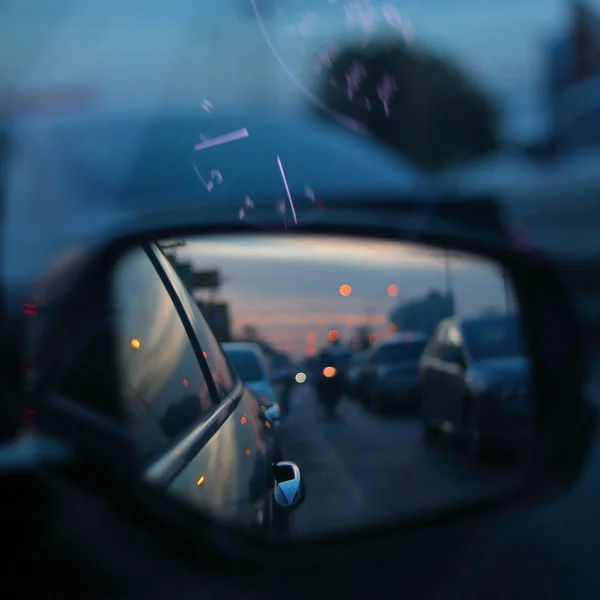 Stau auf Stadtstraße, Autofahrt in der Nacht — Stockfoto