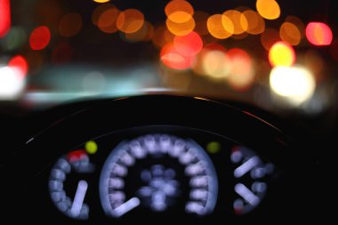 gece şehir sokakta araba sürücü içinde siyah direksiyon simidi