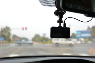 Yağmurlu bir günde arabanın içindeki video kamera kaydedicisi
