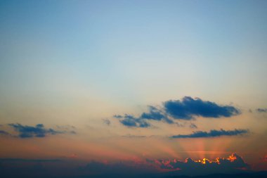 berrak mavi gökyüzü üzerinde güneş ışığı