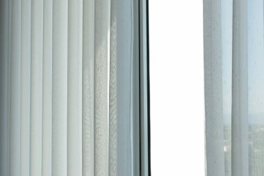 Penceredeki beyaz perde iç dekorasyonu