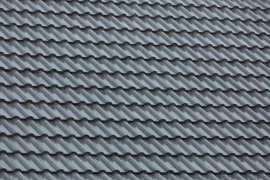 konut evin siyah çatı karo üzerinde yağmur fırtınası sağanak