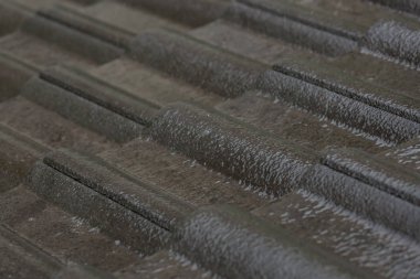 konut evin siyah çatı karo üzerinde yağmur fırtınası sağanak