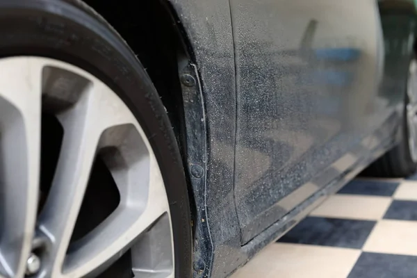 Carro preto sujo com água manchada seca — Fotografia de Stock