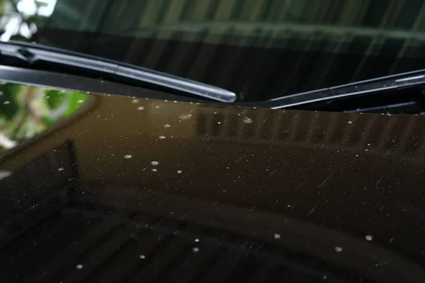 Carro preto sujo com água manchada seca — Fotografia de Stock