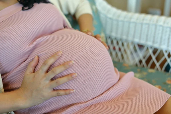 Vrouw zwanger, close-up beeld buik zwangerschap van mam — Stockfoto